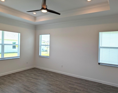 1332 Se Willow Oaks Street - Photo Thumbnail 8
