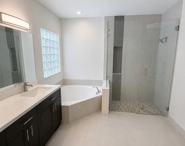 6330 Nw 80th Drive - Photo Thumbnail 9