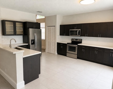 6330 Nw 80th Drive - Photo Thumbnail 5