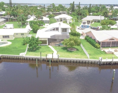 1694 Sw Boatswain Place - Photo Thumbnail 3