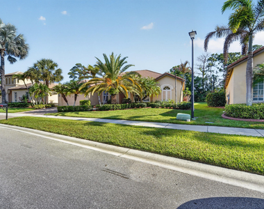 854 Sw Saint Tropez Court - Photo Thumbnail 2