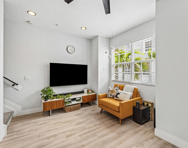295 Ne 5th Avenue - Photo Thumbnail 13