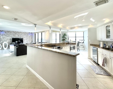 5420 N Ocean Drive - Photo Thumbnail 3