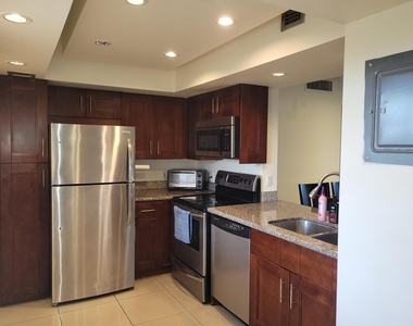 3050 N Palm Aire Drive - Photo Thumbnail 8
