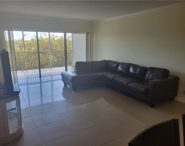3050 N Palm Aire Drive - Photo Thumbnail 15