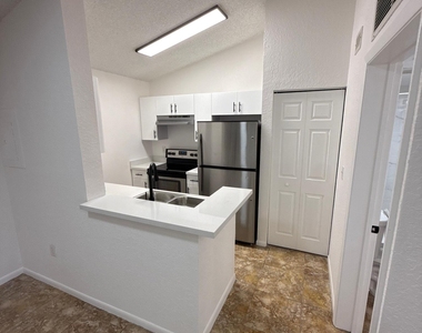 2851 N Oakland Forest Drive - Photo Thumbnail 7