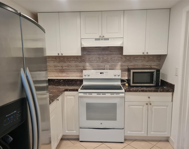 300 Golden Isles Drive - Photo Thumbnail 5