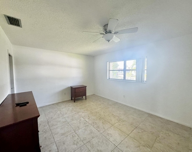 5725 E Fernley Dr Drive E - Photo Thumbnail 7