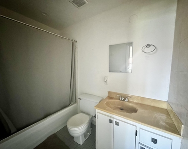5725 E Fernley Dr Drive E - Photo Thumbnail 8