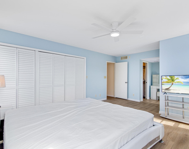 2901 S Palm Aire Drive - Photo Thumbnail 4