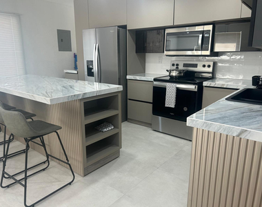 217 Sw 15th Street - Photo Thumbnail 2