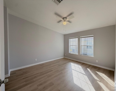 5289 Stacy Street - Photo Thumbnail 4