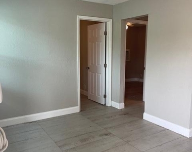 725 21st Street - Photo Thumbnail 7