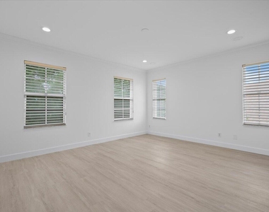 1029 Vintner Boulevard - Photo Thumbnail 19