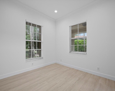 1029 Vintner Boulevard - Photo Thumbnail 16