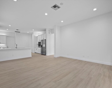 1029 Vintner Boulevard - Photo Thumbnail 11