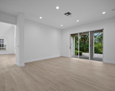 1029 Vintner Boulevard - Photo Thumbnail 14