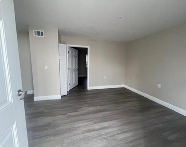4393 Windsor Avenue - Photo Thumbnail 16