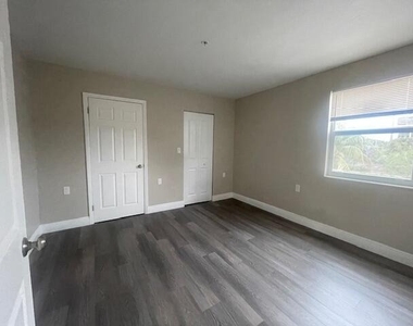 4393 Windsor Avenue - Photo Thumbnail 24