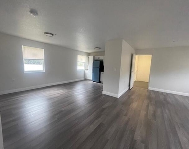 4393 Windsor Avenue - Photo Thumbnail 8
