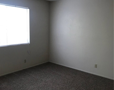 2129 Woodberry Ave - Photo Thumbnail 6