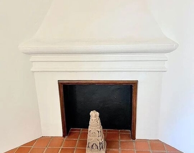 1330 N Harper Avenue - Photo Thumbnail 7