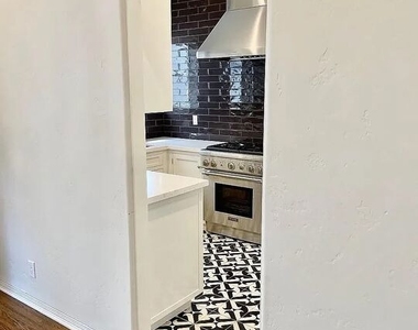 1330 N Harper Avenue - Photo Thumbnail 11