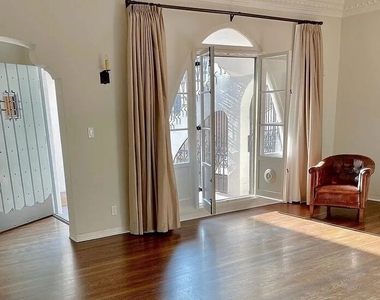 1330 N Harper Avenue - Photo Thumbnail 4