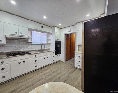 704 Tower Avenue - Photo Thumbnail 3