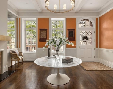 164 E 70th Street - Photo Thumbnail 4