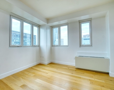 24-16 Queens Plaza S - Photo Thumbnail 2