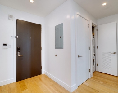 24-16 Queens Plaza S - Photo Thumbnail 4