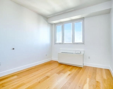 24-16 Queens Plaza S - Photo Thumbnail 7