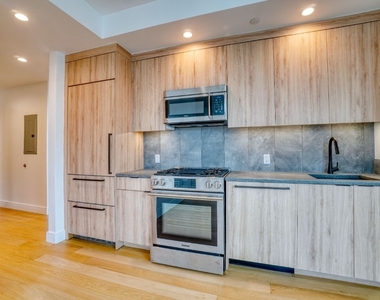 24-16 Queens Plaza S - Photo Thumbnail 3