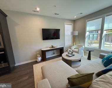 7567 Sawyer Farm Way - Photo Thumbnail 4
