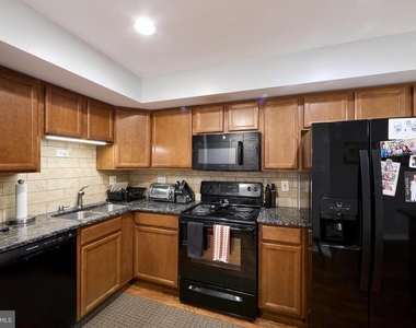 242 Summit House - Photo Thumbnail 3
