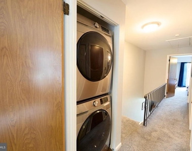 242 Summit House - Photo Thumbnail 12