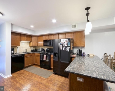 242 Summit House - Photo Thumbnail 2