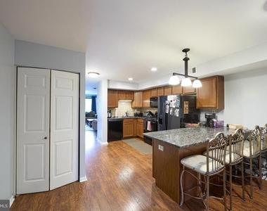 242 Summit House - Photo Thumbnail 1