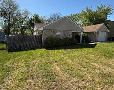 913 Hampton Way - Photo Thumbnail 2