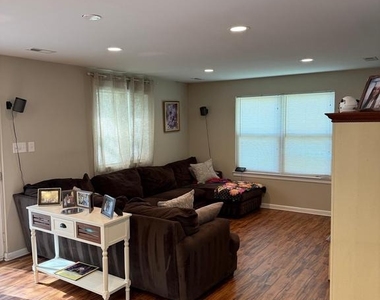 913 Hampton Way - Photo Thumbnail 7