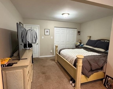 913 Hampton Way - Photo Thumbnail 10