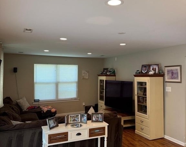913 Hampton Way - Photo Thumbnail 8
