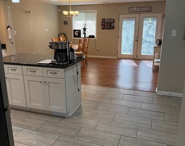 913 Hampton Way - Photo Thumbnail 5