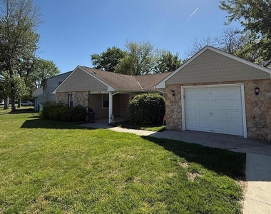 913 Hampton Way - Photo Thumbnail 1