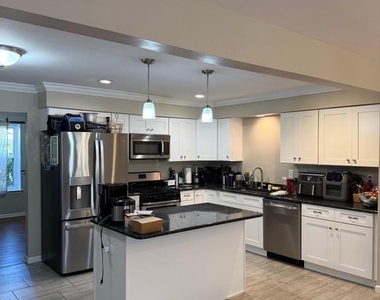 913 Hampton Way - Photo Thumbnail 4