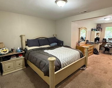913 Hampton Way - Photo Thumbnail 12
