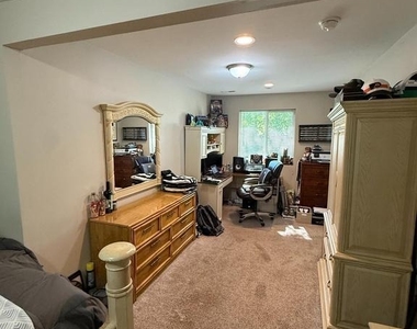 913 Hampton Way - Photo Thumbnail 9
