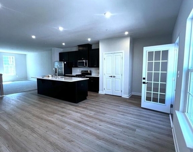 10913 Blanton Way - Photo Thumbnail 4