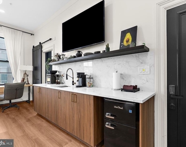 2220 Charles Street N - Photo Thumbnail 6